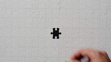 Son yapboz parçasını elle yerleştiriyorum. Yakın plan çekimleri bitiriyorum. Beyaz yapboz monte ediliyor. Görevi tamamlıyorum. Son ürünü tam olarak anlamak. Problem çözme yeteneği. Başlangıç iş süreçleri konsepti oluşturuluyor