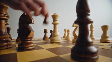 El, siyah piyonu satranç tahtasına yaklaştırıyor. Hareketler derin yansımayı gösteriyor. Akıllı hareket, dikkatli seyrüsefer zihinsel hazırlık ve eğitimli durum öngörüsünü içeride gösteriyor.