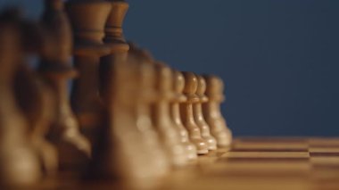 Satranç tahtasında parlak güneş ışığı altında beyaz figürler görülüyor. Aşağıda gölgeli kareli desen var. Parçalar gizli taktik gücü taşır. Kavramsal beceriler oyun konseptinin açılışına hazır.