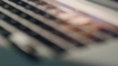 Adam masadaki klavye bilgisayarına dokunuyor. Tanımlanamayan serbest çalışan eller içeride online uygulama çalıştırıyor. Şirketin işyerinde uzaktan çalışan bir iş adamı.. 