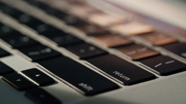 Eller dizüstü bilgisayarın tuşuna basıyor. Yönetici projesini bitiriyor. Ofisteki bilgisayarı kullanarak online alışveriş yapan tanınmayan bir adam. Serbest çalışan gazeteci klavyeye dokunuyor 