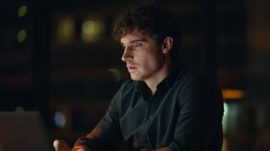 Freelancer gece geç saatlere kadar çalışıp karanlık çalışma alanında kahve içiyor. Ciddi bir iş adamı dizüstü bilgisayarda veri yazıyor. Profesyonel menajer gece ofisinde fazla mesai yapıyor..