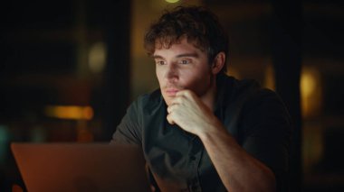 Heyecanlı serbest yazar geç saatlere kadar çalışıp laptopta harika haberler okuyor. Coşkulu iş adamları gece işyerlerinde kar artışına seviniyor. Duygusal erkek yönetici akşam iş başarısının keyfini çıkar..