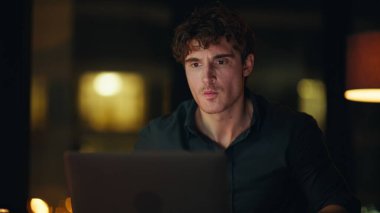 İş adamı bilgisayardan web kamerasına bağırıyor. Gece ofisinde duygusal olarak kağıtları fırlatıyor. Öfkeli CEO, internette fazla mesai raporundan şikayetçi. Öfkeli yönetici akşam saatlerinde web sohbetinde tartışıyor.