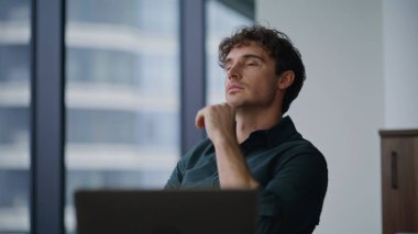 İşletme müdürü top bakıcılığı şirketinin işyerine yakın çekim yapıyor. Panoramik pencerenin yanında yaratıcı fikirler düşünen düşünceli bir iş adamı. Güvenilir çalışan geliştirme stratejisi üzerine düşünüyor.