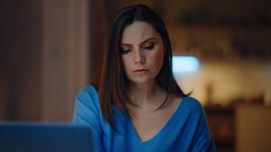 Geç saatlere kadar çalışan ve dizüstü bilgisayarını arayan bir kadın. Ev masasının yakınındaki deftere fikirler yazıyor. Çevrimiçi proje fazla mesaisi geliştiren ciddi bir serbest yazar. İnternet sitesinden veri toplayan güzel bir kadın yönetici..