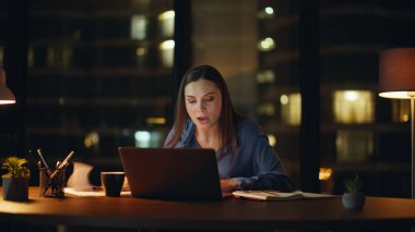 Video idarecisi, gece ofisindeki belge hatasından şikayetçi. Stresli iş kadını bilgisayarını kapatıyor sanal tartışmayı bitiriyor. Hüsrana uğramış kadın patron akşam saatlerinde online konferans için endişeli.