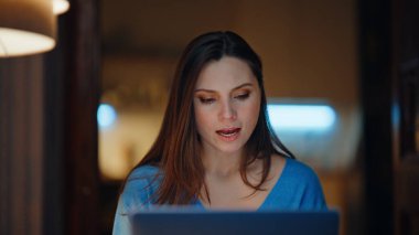 Dizüstü bilgisayara Freelancer selamı. Web kamerasından gece ev telefonuna görüntülü arama başlıyor. Uzaktan kumandalı yönetici müşteriyle çevrimiçi toplantı yapıyor. Sanal konferansta profesyonel çalışan danışmanlığı.