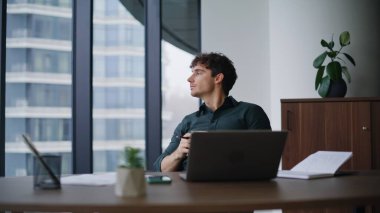 Şirket profesyonel düşüncesi modern işyerinde kalem tutarak oturmak. Düşünceli iş adamı ofiste kahve içerken fikirler üzerine kafa yoruyor. Düşünceli yönetici dizüstü bilgisayarı başlangıç olarak yaratıyor.