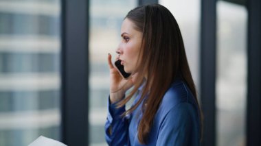 Stresli müdür ofis penceresinin önünde cep telefonu okuyarak kavga ediyor. Sinirli iş kadını, mali rapordan şikayetçi. İflas çağrısı yapmış. Üzgün kadın akıllı telefonu tartışıyor.