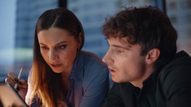 Tabletteki verileri inceleyen iki yönetici akşam ofislerinin kapanışında sorunları tartışıyor. Mesai arkadaşları e-ticaret projelerini fazla mesai ile çözüyorlar. Stresli iş arkadaşları geç saatlere kadar çalışıp çözümler arıyorlar.