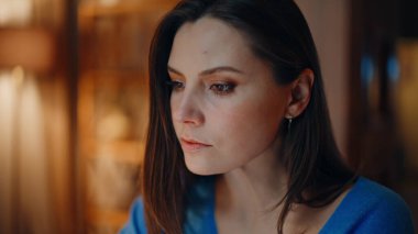 Uzaktan kumandalı işçi projesini düşünüyor. Apartman işyerinde, lamba ışığında oturuyor. Ciddi bir iş kadını karanlık bir evde işe başlamayı düşünüyor. Güzel kadın serbest yazar akşam iş fikri yaratıyor..