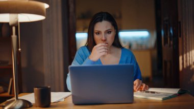 Umutsuz kadın bilgisayarını kapatıyor. Akşam iş yerinde oturuyor. Umutsuzluk kapanıyor. Hüsrana uğramış iş kadını dairede kötü haber alıyor. Çaresiz serbest çalışan endişeli iş hatası.