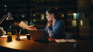 Profesyonel danışman, akşam şirketinin çalışma alanından müşteriyi arıyor. Meşgul kadın yönetici cep telefonuyla konuşuyor. Gece ofisinde dizüstü çalışıyor. Cep telefonuyla projeyi tartışan birden fazla iş kadını.