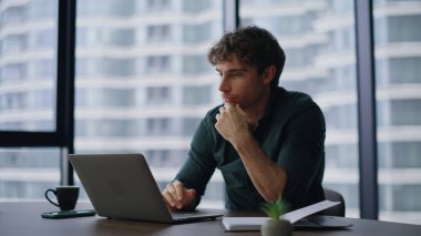 Şaşırdım. Kazanan bilgisayarına göz atıyor. Şirket ofisindeki harika haberlere duygusal tepki veriyor. Aşırı mutlu iş adamı çevrimiçi galibiyetini kazanıyor. Heyecanlı yönetici iş başarısını içeride kutluyor..