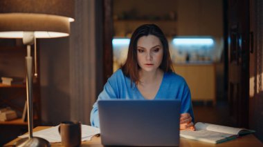 Freelancer, uzaktan kumandalı iş yerinde harika haberler alıyor. Şaşırdım. İnternetten sevinen bir kadın, evinde evet işareti göstererek kazandı. Aşırı neşeli online yönetici başarının tadını çıkarıyor.