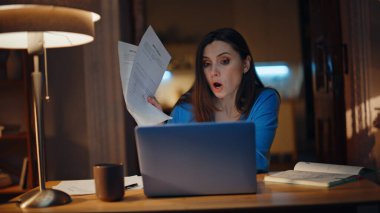 Stresli serbest çalışan, gece evde dokümanları yakından tutarken videoyu bitirir. Gergin kadın bilgisayarın kapağını kapatırken çevrimiçi toplantı başarısız oldu. Endişeli yönetici video çağrısına göre mali rapordan şikayetçi.