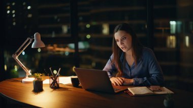 Hüsrana uğramış girişimci iş yerindeki bilgisayarın kapağını kapatırken videoyu bitirdi. Sinirli iş kadını çevrimiçi toplantıda hayal kırıklığına uğradı. Sanal konferanstan sonra gergin bayan patron stres hissediyor.