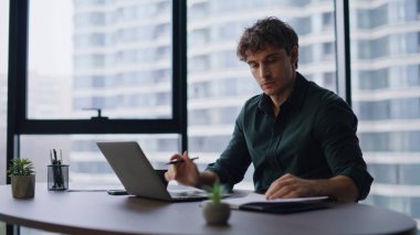 Çağdaş çalışma alanı kapanış projesinde çalışan ciddi bir yönetici. Modern ofisteki deftere bilgisayar yazan zeki girişimci. İş yerinde kahve içen kendine güvenen bir işadamı..