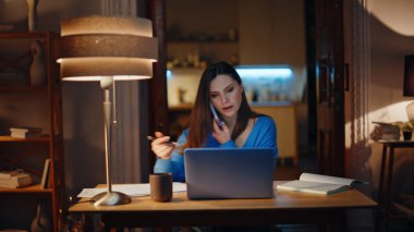 Cep telefonuyla konuşan aşırı yüklenmiş yönetici bilgisayarlı iş yerinde oturan belgeleri okuyor. Akıllı telefon değerlendirme raporunu konuşmakla meşgul bir kadın. Evde cep telefonuyla görevleri tartışan geç çalışan işçiler.