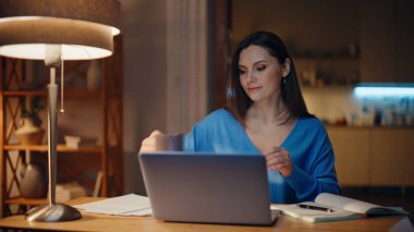 Uzaktan kumandalı bilgisayar atölyesinde kahve içen rahat bir serbest yazar. Startuper akşam apartmanında dizüstü bilgisayarla yakın çekim projesi yapıyor. İş kadını karanlık işyerinde otururken, kitaptan fikirler yazıyor..