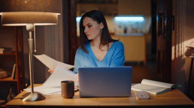 Mali belgeleri yöneten kadın, akşam vakti banka kredisi tebligatını hayal kırıklığına uğrattı. Stresli bayan planlama bütçesi yüksek masrafları karşılamadı. Muhasebeci raporları okumakla meşgul.