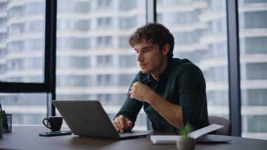 Stresli ezik, çağdaş iş yerinde kötü haber okuyor. Şok olmuş iş adamı bilgisayarın duygusal olarak kapanması projesinde başarısız oldu. Hüsrana uğramış yönetmen ofiste umutsuzluk hissederek para kaybediyor..