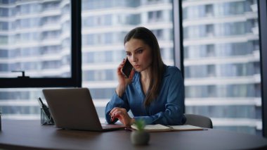 Modern ofisteki dizüstü bilgisayarda cep telefonu tarama sitesiyle meşgul bir yönetici. Kendine güvenen bir iş kadını iş yerindeki not defterine notlar yazıyor. Zarif kadın çalışan çevrimiçi projeyi tartışıyor.