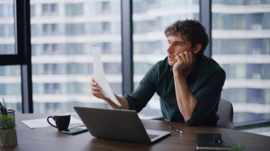 Şirket işyerinde gazete okumaktan yorgun düşmüş bir yönetici. Modern ofiste depresyon hissederek belgeyi gözden geçiren yorgun iş adamı. Çok bunalmış bir adam gözlerini ovuşturuyor. Çalışma odasında dizüstü bilgisayarın kapağını kapatıyor..