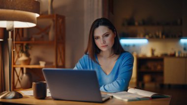 Uzaktan kumandalı yönetici geç saatlere kadar çalışan dizüstü bilgisayarlı memnun projeyi kapatıyor. Gülümseyen iş kadını bilgisayardaki e-postayı okurken evde oturuyor. Kariyerinin başarısını düşünen genç bir kadın..