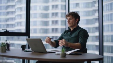 Ajans ofisindeki bilgisayar kamerasıyla uzaktan konuşan profesyonel bir açıklama stratejisi. Yaratıcı yönetici video çağrısına göre projeyi sunar. Hevesli iş adamı çevrimiçi toplantıda girişimi tartışıyor.