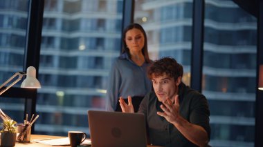 Sinirli iş adamları, akşam ofisindeki hayal kırıklığına uğramış belgeleri videoya çekiyorlar. Kızgın meslektaşlar online toplantıda bağırıp kağıtları atıyorlar. Dizüstü bilgisayardaki sanal konferansta tartışan iki yönetici.