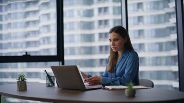 İşyerindeki bayanın dizüstü bilgisayardan harika haberler okuması çok keyifli. Heyecanlı bir iş kadını online galibiyete seviniyor ve mutluluğu ifade ediyor. Duygusal kadın çalışanın gülüşü evet jestini içeride gösteriyor..