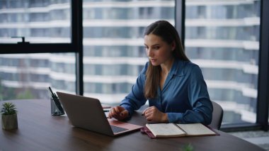 Modern ofis kapanışında iş başarısızlığına tepki veren sinirli girişimci görünümlü bir bilgisayar. Hayal kırıklığına uğramış iş kadını dizüstü bilgisayarı kapatırken umutsuzluk hisseder. Endişeli şirket sahibi mali sorunlardan endişeli.