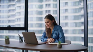 Şirket çalışanı web kameralı bilgisayarda selamlama yapıyor. Video görüşmesini modern ofiste başlatın. Profesyonel yönetici sanal toplantıda iş sözleşmesini tartışıyor. Çevrimiçi konferansta konuşan zarif bayan muhasebeci..