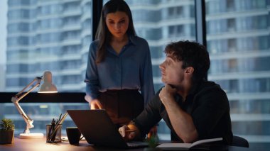 Kadın patron, Karanlık Ofis 'te stajyerlik işini gözden geçiriyor. Ciddi bir iş kadını erkek stajyer projesini birlikte kontrol ediyor. İki iş arkadaşı iş yerinde fazla mesai yapıyor..