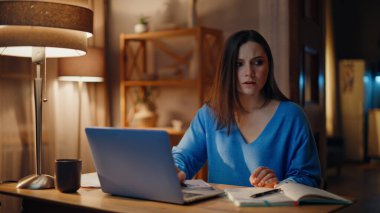 Dizüstü bilgisayar okuyan kafası karışmış bir kadın akşam geç saatlerde evde işten çıkarma ilanı alıyor. Stresli iş kadını bilgisayarın kapanması projesinin hatalı olmasından endişeleniyor. Sorunlu kadın serbest çalışan gece odasında işini kaybediyor..