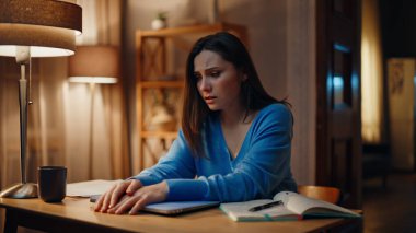 Karanlık bir dairede dizüstü bilgisayarı kapalı oturan çaresiz bir kadın sorunların kapandığını düşünüyor. Stresli bayan serbest çalışan iflas endişesiyle işini kaybediyor. Endişeli kız öğrenci sınavda başarısız oldu umutsuzluk hissetti..