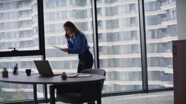 Şirketin yönetim kurulu başkanı cep telefonundan şikâyet ediyor. Sinirli iş kadını tartışan akıllı telefon tatminsiz sözleşme hatası. Kızgın kadın kağıtları fırlatıyor..