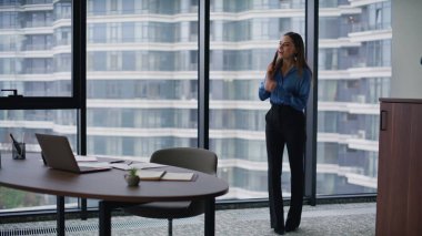 Gülümseyen yöneticinin akıllı telefonu araması dizüstü bilgisayarın başına otur. Başarılı bir iş kadını ofis bilgisayarındaki e-postaları kontrol etmek için telefonla konuşuyor. Genç yönetici danışmanlık istemcisi cep telefonuyla sipariş alıyor.