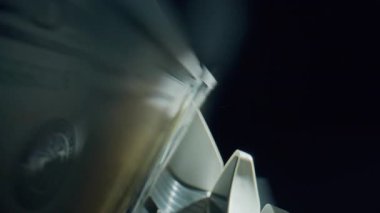 Finansal faturaların makro görüntüsü hızlı elektronik cihazla işlenmiş. Ofis aracı kağıt para birimini yüksek doğrulukla ölçer. Kapalı alanda tarama mekanizması altında 100 dolarlık banknotlar hızla ilerliyor. 