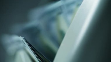 Kağıt para, rutin işler sırasında yüksek hızlı bankacılık cihazından geçer. Dijital makine 100 değerli notu düzgün bir işlemle işliyor. Ofis fonu işlemleri için günlük mali faturalar halledildi