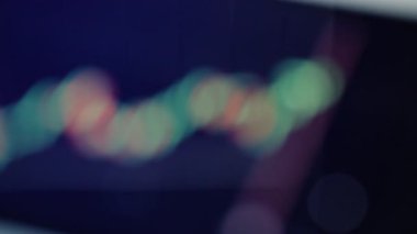 Kripto çöküşü bitcoin borsa para birimi fiyat tablosu ekranda. Ekrandaki madeni paraların ekonomik grafikleri yükselip alçalıyor. Ethereum, fiyat evrimiyle ticaret yapıyor. Ticari kar kavramı 