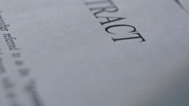 İçerideki masaya Macro view iş sözleşmesi konuldu. Yakın plan çekimler için ofis masasında duran yasal belge. Hafif çalışma alanında profesyonel anlaşma belgesi. İşbirliği kavramı 