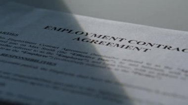 Yazılı yasal dosyayı görünür bir metinle yavaş çekimde göster. Yükümlülülükleri açıklayan politika beyanının ayrıntılı görünümü. Makro resmi kapat yapılandırılmış dil kavramı ile resmi anlaşmayı ortaya çıkarır