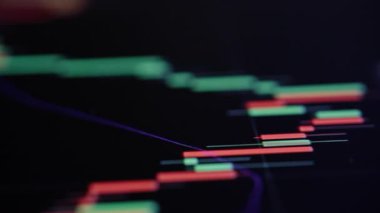 Değer grafiği yakın görüntüsünde bitcoin düşüşü olan dijital para birimi düşüşü. Mali varlıkların mali tablosu bilgisayarda hızla dalgalanıyor. Altcoin değişimi fiyatların hareketini gösteriyor. Yatırımcı riski teması