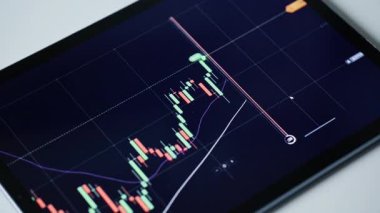 Dijital tablet üzerindeki kripto analizlerini kapat. Kripto döviz borsası borsa haritası beyaz masada duran sekme bilgisayarının ekranında görünüyor. Yatırım fonları küresel analizi riske atıyor