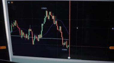 Elektronik ekran detay görünümünde modern parlayan çubuk grafiği yükseliyor. İş istasyonu ekranında ekonomik eğilimleri gösteren ticaret platformu. Finansal ilerleme servet varlıkları ve dijital ticaret temasını numaralandırır