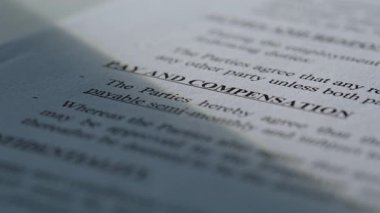 Özel uyarı izni içeren sözleşme şartlarına ayrıntılı bir göz at. Genişletilmiş açı, koruma kurallarının ödeme ve tazminat koşullarını güneşli ofis kapanışında gösteriyor. Önemli iş evrakları konsepti