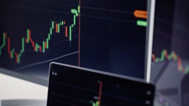 Elektronik finans ekranları modern çalışma alanı kapanışında engelleyici varlık verilerini görüntüler. Sanal diyagram ekonomi hareketi incelemesini gösteriyor. Jeton fiyatı yükseliş sinyalleri gelir artışını artırır